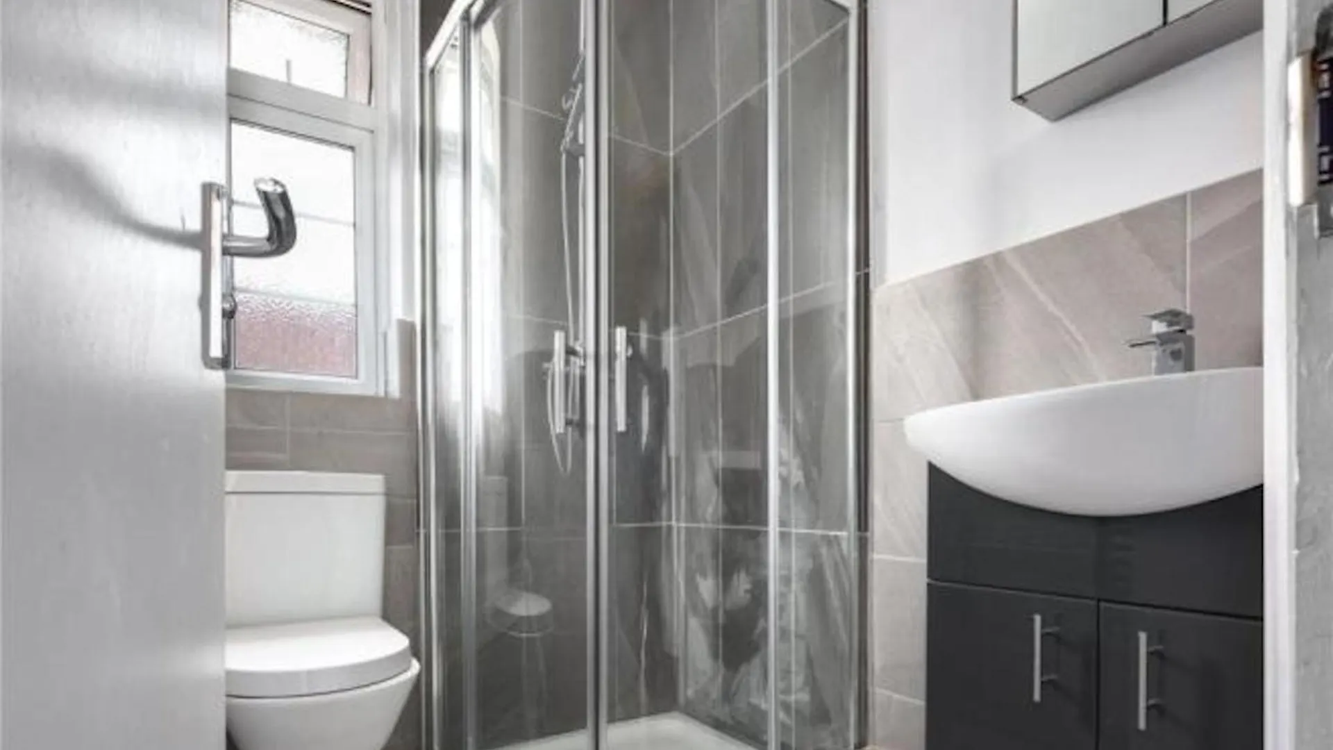 Limehouse Townhomes A 4-Bedroom 3-Bathroom Townhome With A Private Garden London